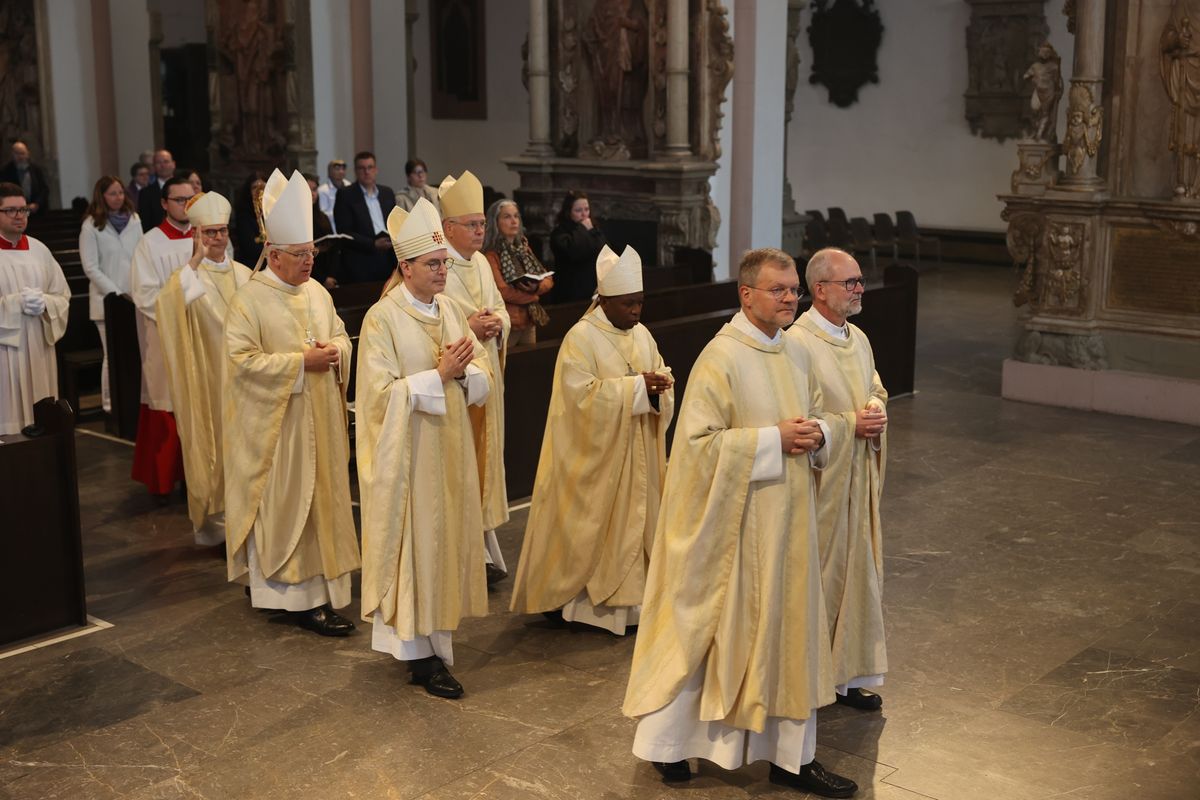 Weihbischof Paul Reder ist am Freitag, 10. Mai, offiziell in sein Amt als Dompropst eingeführt worden - zunächst in der Kapelle des Bischofshauses, dann bei einem Pontifikalgottesdienst im Kiliansdom. Dabei wurde besonders an Bischof em. Dr. Paul-Werner Scheele erinnert, der am 10. Mai 2019 starb.