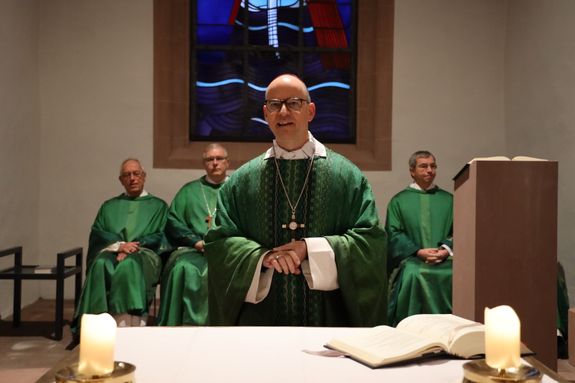 „Wir müssen uns auch fragen lassen, ob wir bereit sind, wirklich umzukehren. Das heißt auch, den bisherigen Lebensstil kritisch zu hinterfragen“, betonte Bischof Dr. Franz Jung in seiner Predigt. „Wir müssen uns auch fragen lassen, ob wir bereit sind, wirklich umzukehren. Das heißt auch, den bisherigen Lebensstil kritisch zu hinterfragen“, betonte Bischof Dr. Franz Jung in seiner Predigt.