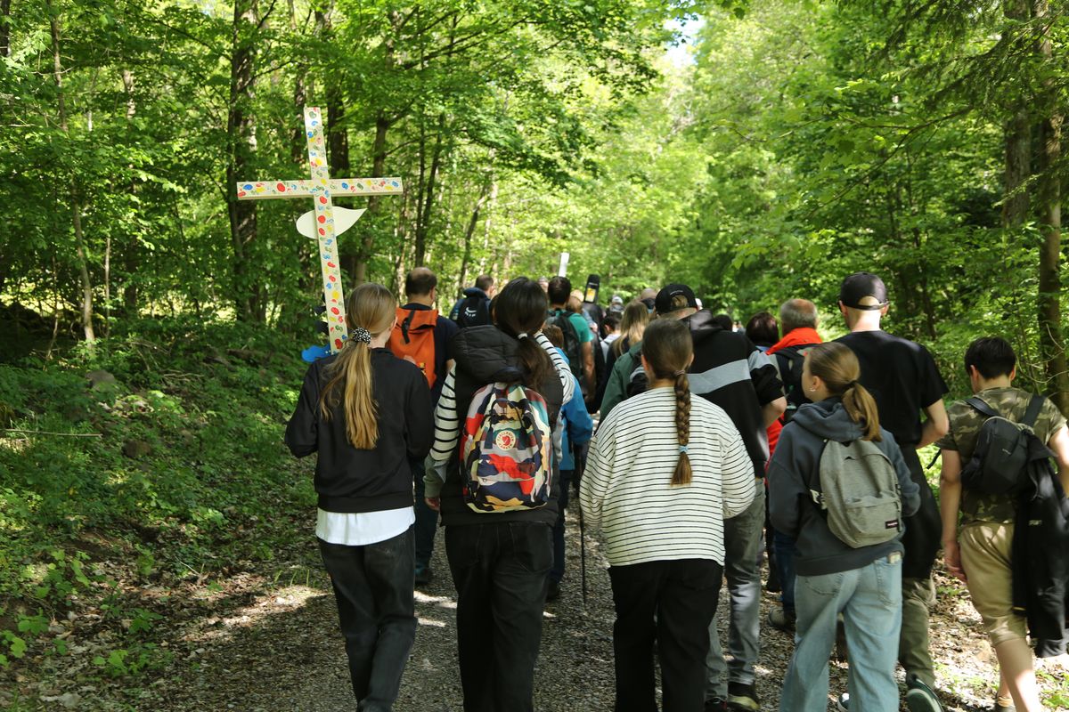 Fast 400 Gläubige haben an der Ökumenischen Kreuzbergwallfahrt mit Bischof Jung und Regionalbischöfin Bornowski teilgenommen.  Fast 400 Gläubige haben an der Ökumenischen Kreuzbergwallfahrt mit Bischof Jung und Regionalbischöfin Bornowski teilgenommen.