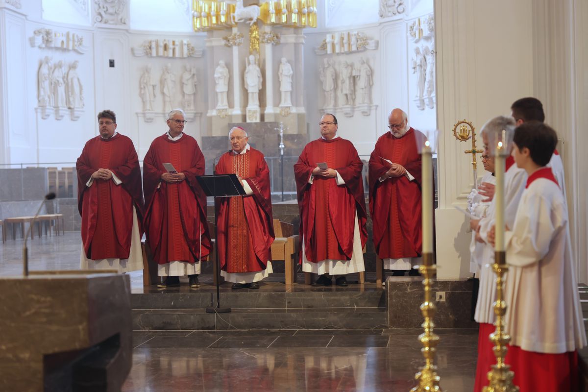 Weihbischof em. Ulrich Boom feierte am Mittwoch, 9. Juli, einen Kiliani-Wallfahrtsgottesdienst mit Gläubigen aus der Region Main-Rhön. Eine Begegnung auf dem Kiliansplatz schloss sich an. 