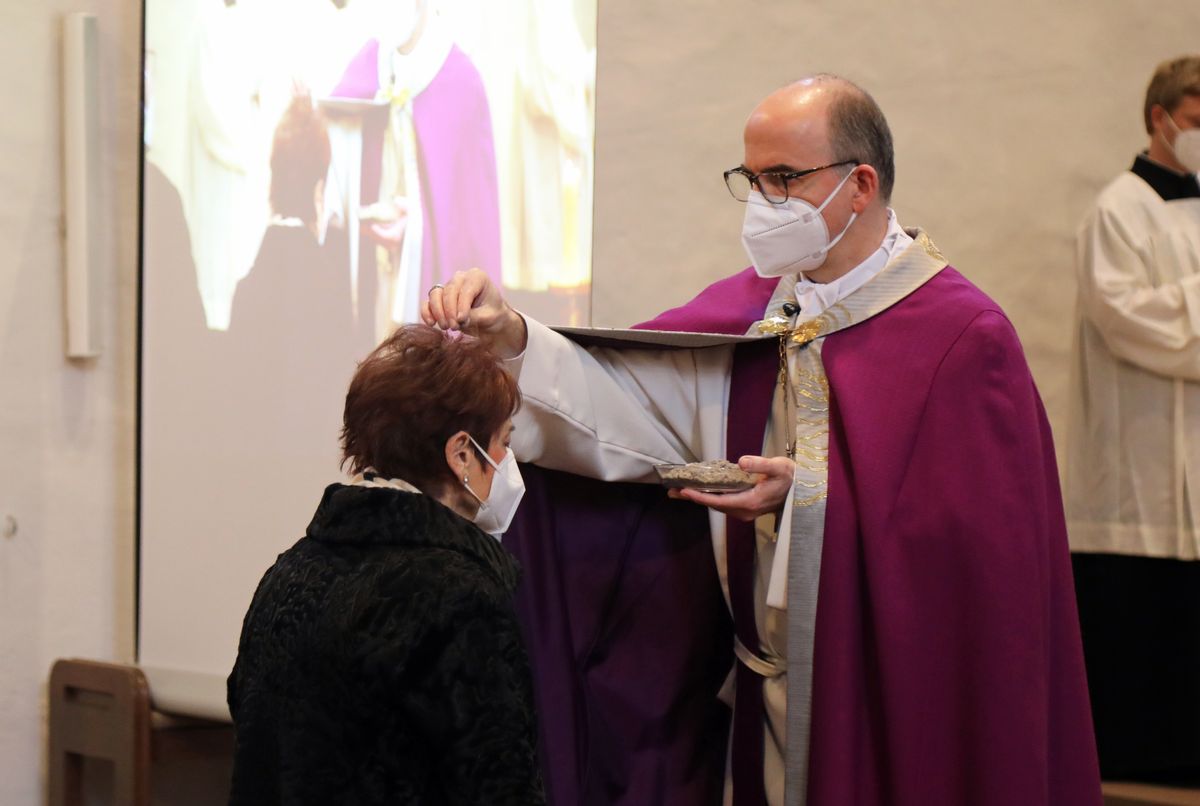 Bischof Dr. Franz Jung beim Auflegen des Aschenkreuzes.