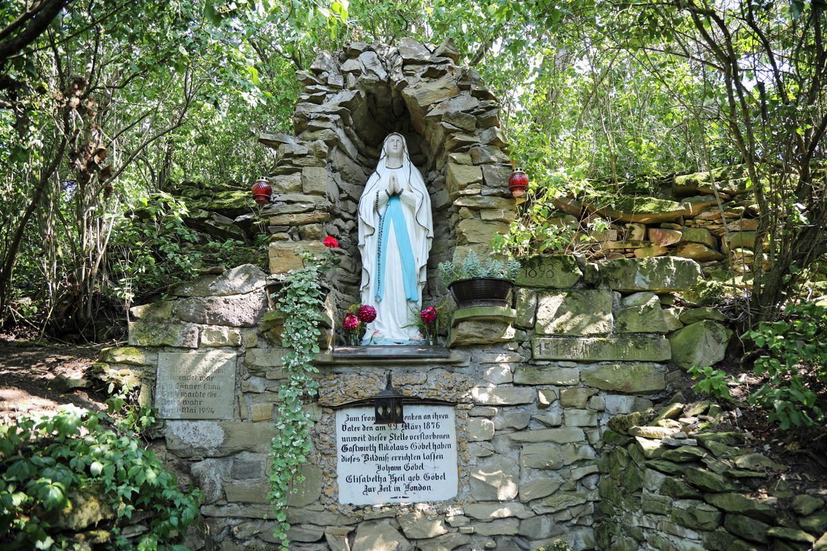 Die Lourdesgrotte wurde zur Erinnerung an Nikolaus Göbel von seinen Kindern errichtet.