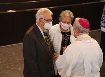 Bischof em. Dr. Friedhelm Hofmann feierte am Freitagnachmittag, 25. Juni, einen Dankgottesdienst mit Ehepaaren, die seit 50, 60 oder 65 Jahren verheiratet sind. Anschließend spendeten der Bischof sowie weitere Priester und Diakone den Jubilaren mit Abstand den Segen.