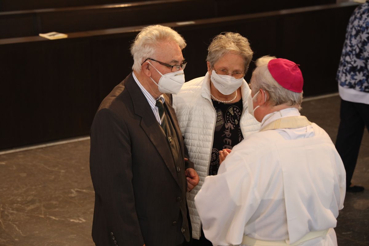 Bischof em. Dr. Friedhelm Hofmann feierte am Freitagnachmittag, 25. Juni, einen Dankgottesdienst mit Ehepaaren, die seit 50, 60 oder 65 Jahren verheiratet sind. Anschließend spendeten der Bischof sowie weitere Priester und Diakone den Jubilaren mit Abstand den Segen.