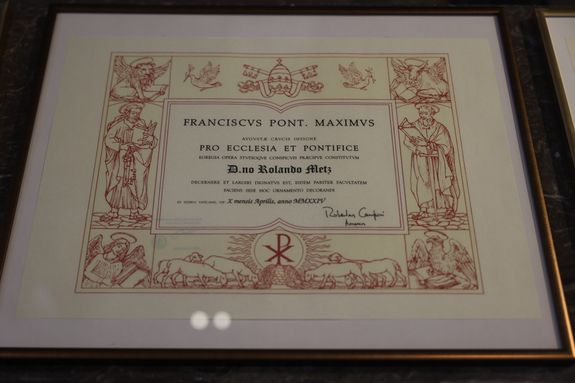 Zum Ehrenkreuz gab es auch jeweils eine päpstliche Urkunde.