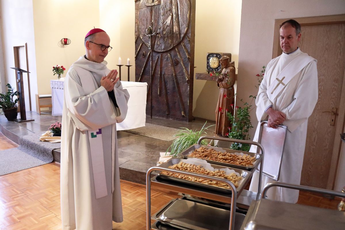 Bischof Dr. Franz Jung segnete Plätzchen in Form von Martinsgänschen, die an die Schülerinnen verteilt wurden. Rechts Diakon Stephan Kleinhenz. Bischof Dr. Franz Jung segnete Plätzchen in Form von Martinsgänschen, die an die Schülerinnen verteilt wurden. Rechts Diakon Stephan Kleinhenz.