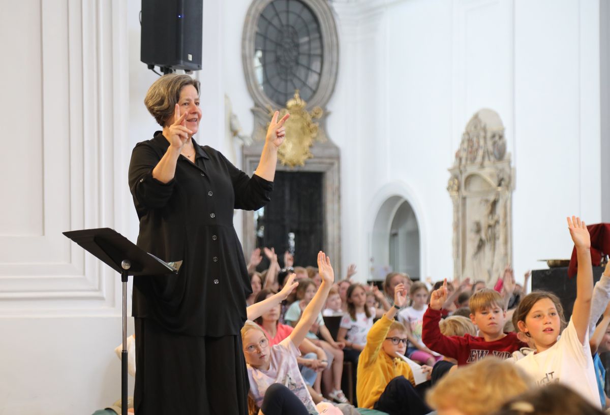 Mit rund 1300 Kommunionkindern und ihren Begleitern hat Weihbischof Paul Reder am Montag, 8. Juli, einen Gottesdienst im Kiliansdom gefeiert. Diözesan-Hörgeschädigtenseelsorgerin Pastoralreferentin Claudia Walter übersetzte die Feier in Gebärdensprache.