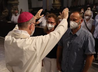 Mit rund 100 Ehepaaren aus der ganzen Diözese hat Bischof Dr. Franz Jung am Montagabend, 28. Juni, einen Gottesdienst im Würzburger Kiliansdom gefeiert. Eingeladen waren Ehejubilare, die in den Jahren 2020 und 2021 ihr silbernes Ehejubiläum feiern. Nach dem Gottesdienst ließen sich die Ehepartner von Bischof Jung und weiteren Priestern und Diakonen mit Abstand segnen.