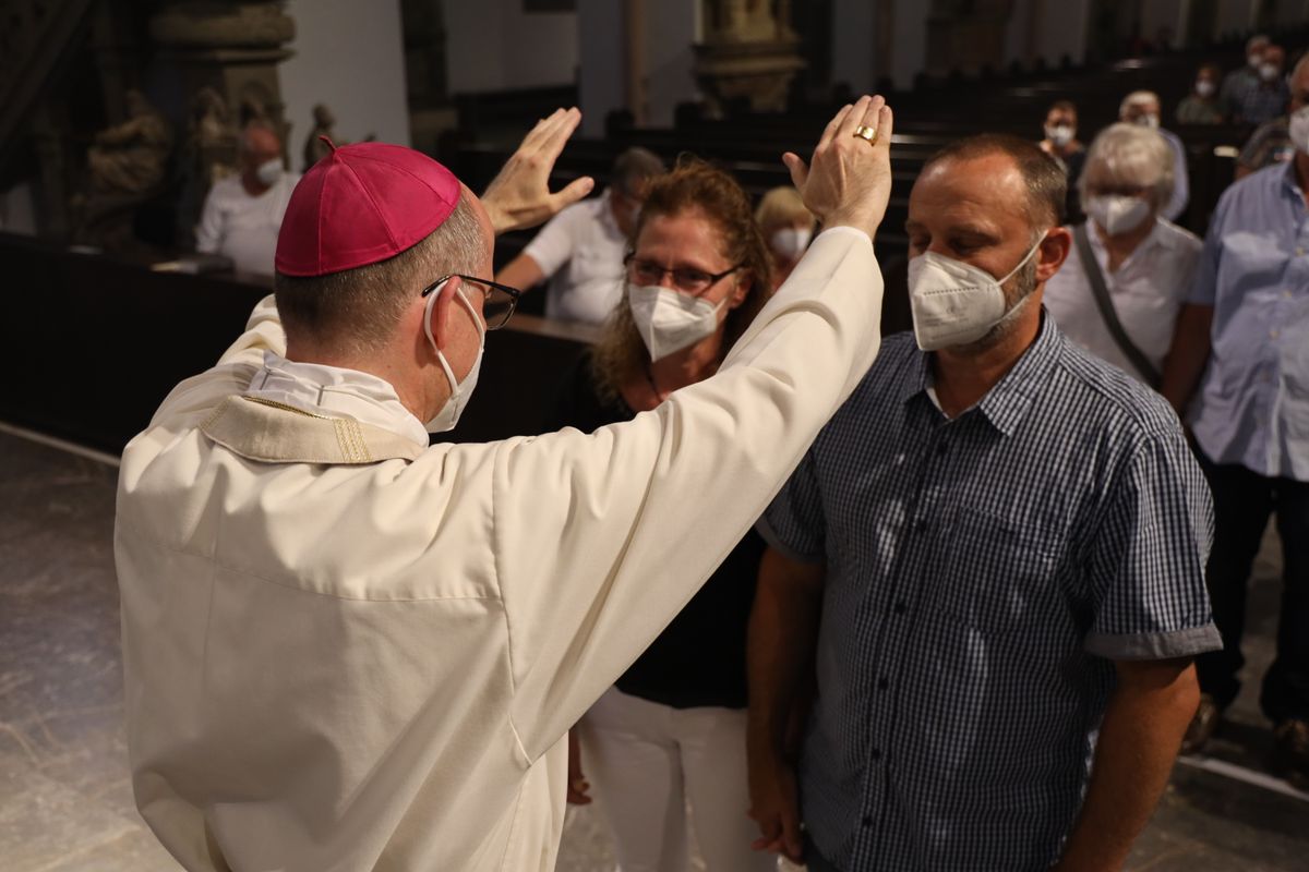 2621/0619 Ehejubilare Bischof 28. Juni Abend_27989 Mit rund 100 Ehepaaren aus der ganzen Diözese hat Bischof Dr. Franz Jung am Montagabend, 28. Juni, einen Gottesdienst im Würzburger Kiliansdom gefeiert. Eingeladen waren Ehejubilare, die in den Jahren 2020 und 2021 ihr silbernes Ehejubiläum feiern. Nach dem Gottesdienst ließen sich die Ehepartner von Bischof Jung und weiteren Priestern und Diakonen mit Abstand segnen.