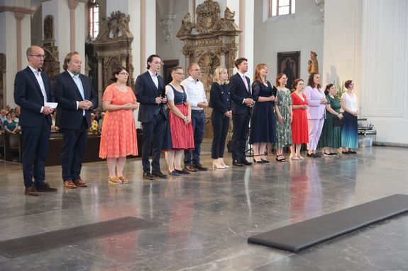 Neun Frauen und fünf Männer hat Bischof Dr. Franz Jung bei einem Pontifikalgottesdienst am Freitag, 19. Juli, als Pastoral- beziehungsweise Gemeindereferenten beauftragt. Von links: Christoph Gewinner, Frank Greubel, Christina Lömmer, Gabriel Abb, Dr. Regina Augustin, Michael Feller, Marie-Christin Herzog, Maximilian Heuring, Leandra Lunk, Franziska Meier, Franziska Reichert, Lara Richter, Michaela Rüd und Magdalena Sauter. 