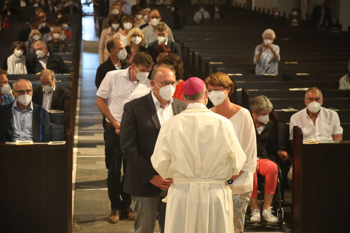 2721/0637-Dankgottesdienst für Ehejubilare mit Bischof Dr. Franz Jung_28286 Bischof Dr. Franz Jung hat am Mittwochabend, 30. Juni, einen Gottesdienst im Würzburger Kiliansdom gefeiert.