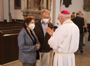 Im Anschluss an den Ehejubilarsgottesdienst mit Weihbischof Ulrich Boom am Freitagvormittag, 2. Juli, konnten sich die Paare von ihm und weiteren Priestern und Diakonen segnen lassen.