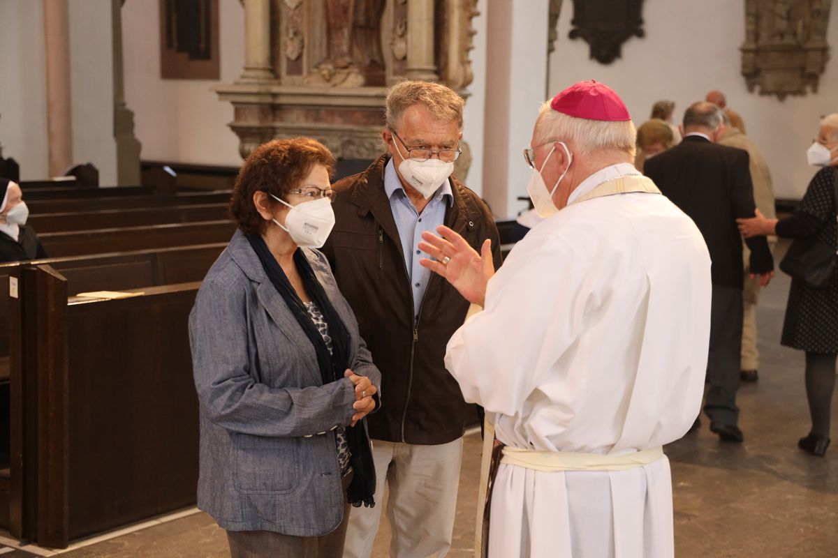 2721/0646 Ehejubilare Freitag, 2- Juli vormittags WB Boom_28444 Im Anschluss an den Ehejubilarsgottesdienst mit Weihbischof Ulrich Boom am Freitagvormittag, 2. Juli, konnten sich die Paare von ihm und weiteren Priestern und Diakonen segnen lassen.