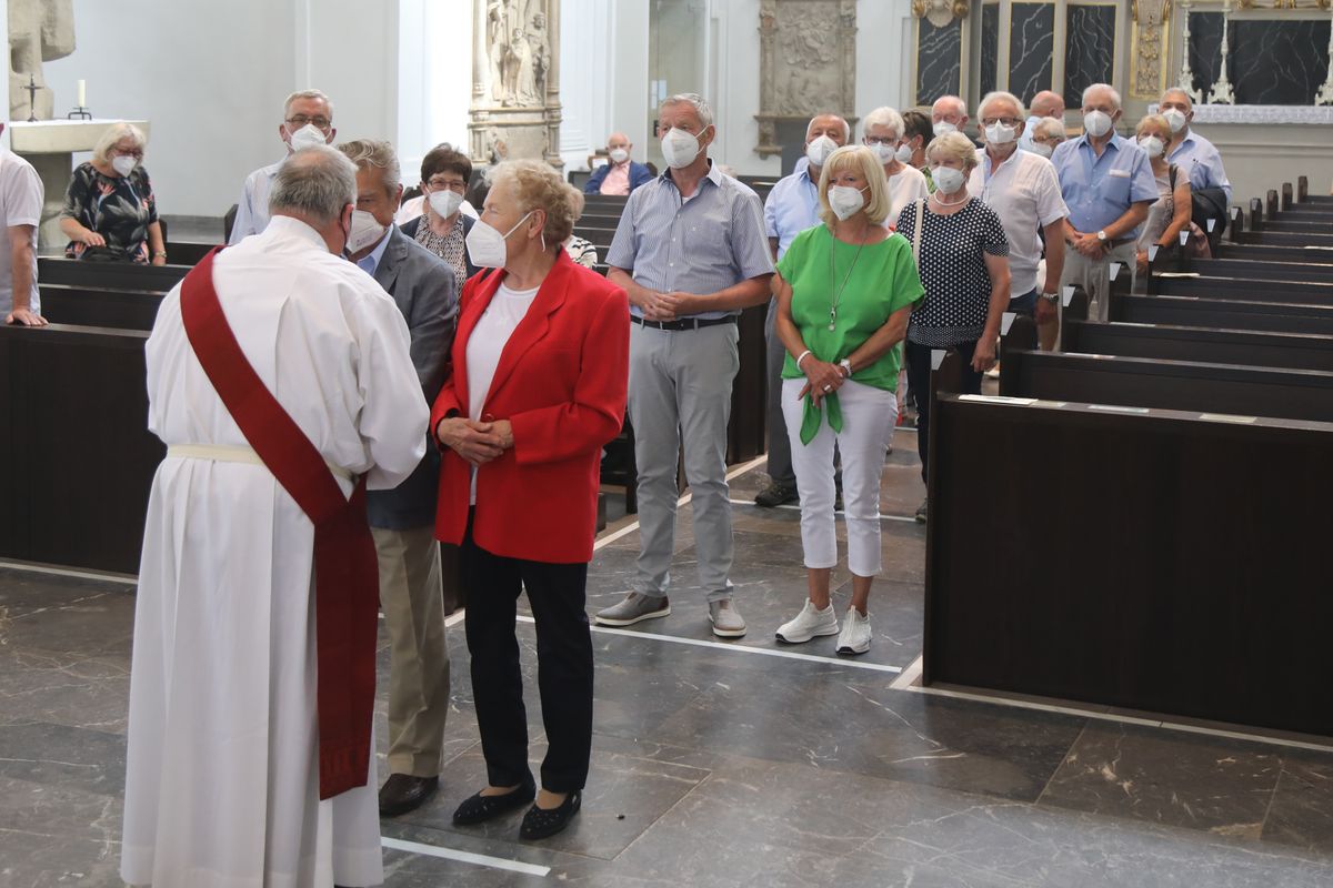 2621/0625 Gottesdienst für Ehejubilare mit Weihbischof Ulrich Boom am 29. Juni 2021_28072 Weihbischof Ulrich Boom feierte am Dienstagnachmittag, 29. Juni, einen Gottesdienst für Ehepaare, die 2020 oder 2021 ihr goldenes, diamantenes oder eisernes Ehejubiläum hatten. Im Anschluss konnten sich die Paare segnen lassen.
