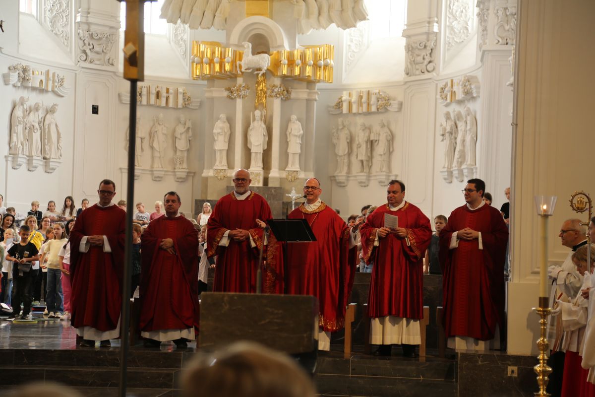 Über 1400 Kinder und ihre Begleiter sind am Montagvormittag, 7. Juli 2025, zum Gottesdienst für Erstkommunionkinder mit Bischof Dr. Franz Jung in den Würzburger Kiliansdom gekommen. 