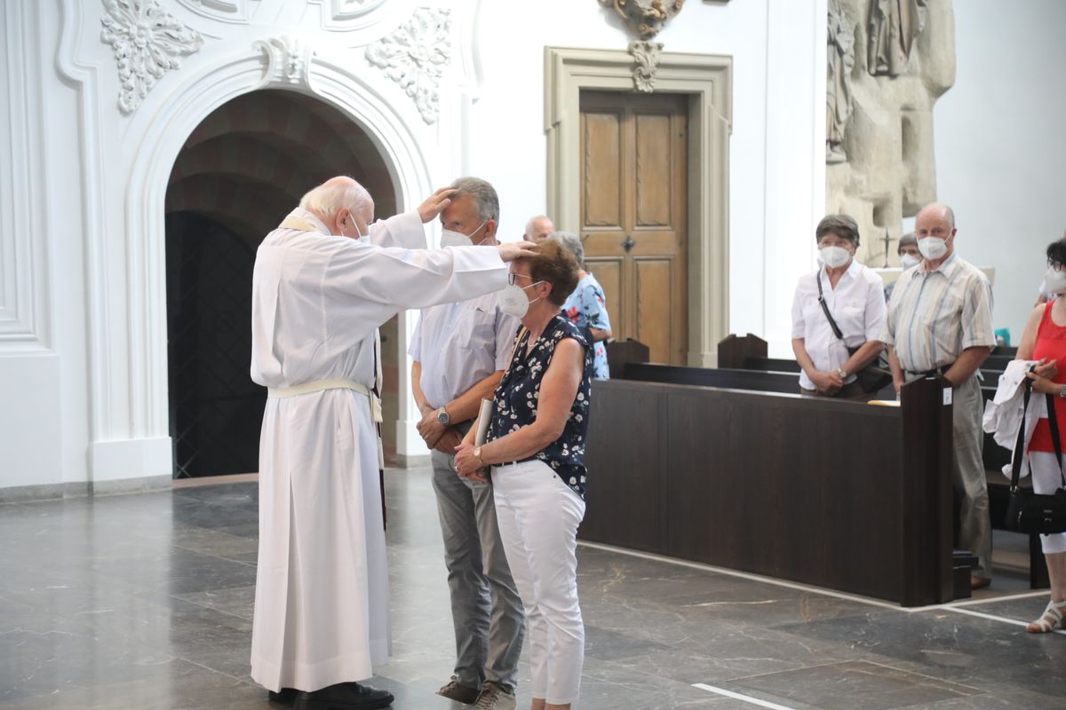 2621/0622 - Ehejubilare Gold mit Weihbischof Ulrich Boom_27871 Weihbischof Ulrich Boom feierte am Montagnachmittag, 26. Juni, einen Gottesdienst für Ehepaare, die 2020 oder 2021 ihr goldenes, diamantenes oder eisernes Ehejubiläum hatten. Im Anschluss konnten sich die Paare segnen lassen.