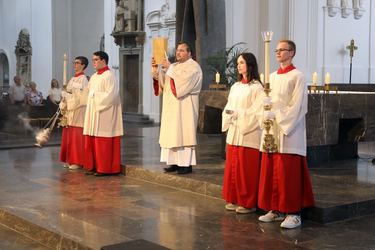 Fünf Frauen und zwei Männer hat Bischof Dr. Franz Jung bei einem Pontifikalgottesdienst am Freitag, 18. Juli 2025, als Pastoral- beziehungsweise Gemeindereferentinnen und -referenten beauftragt.