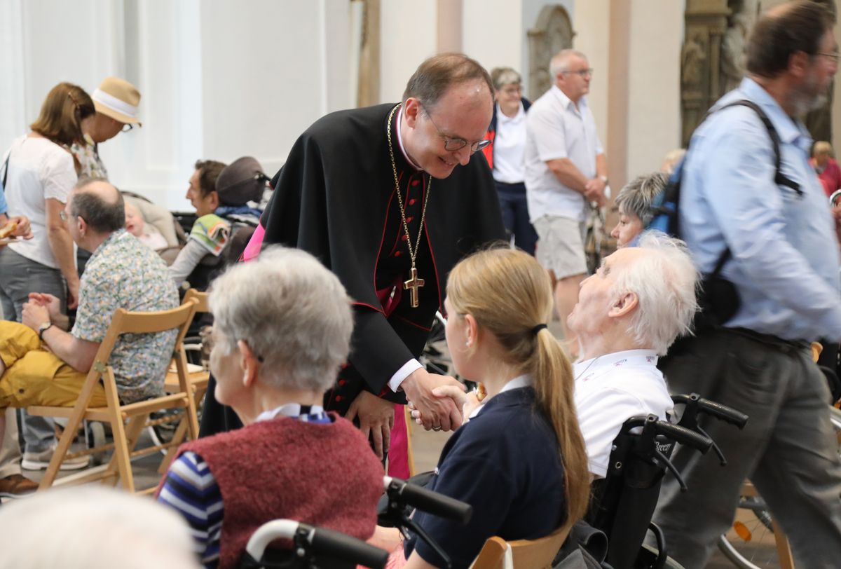 Weihbischof Paul Reder feierte am Samstag, 13. Juli, einen Kiliani-Gottesdienst für Menschen im Alter, in Krankheit und mit Behinderung im Kiliansdom.  Der Weihbischof nahm sich anschließend noch Zeit für persönliche Gespräche. 