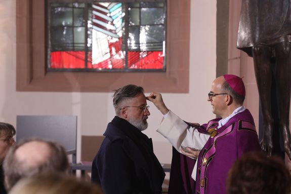 Bischof Dr. Franz Jung legte mit Weihbischof Ulrich Boom, Pfarrer Robert Borawski und Diakon Jens Johanni den Menschen in der Sepultur das Aschenkreuz auf. 