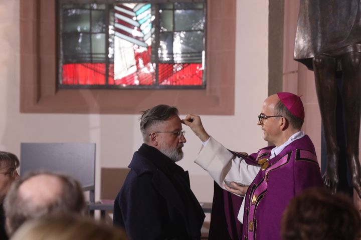 Bischof Dr. Franz Jung legte mit Weihbischof Ulrich Boom, Pfarrer Robert Borawski und Diakon Jens Johanni den Menschen in der Sepultur das Aschenkreuz auf. 