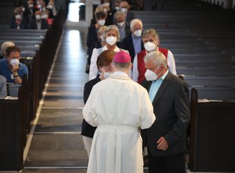 Bischof Dr. Franz Jung segnete nach dem Gottesdienst die Ehejubilare.
