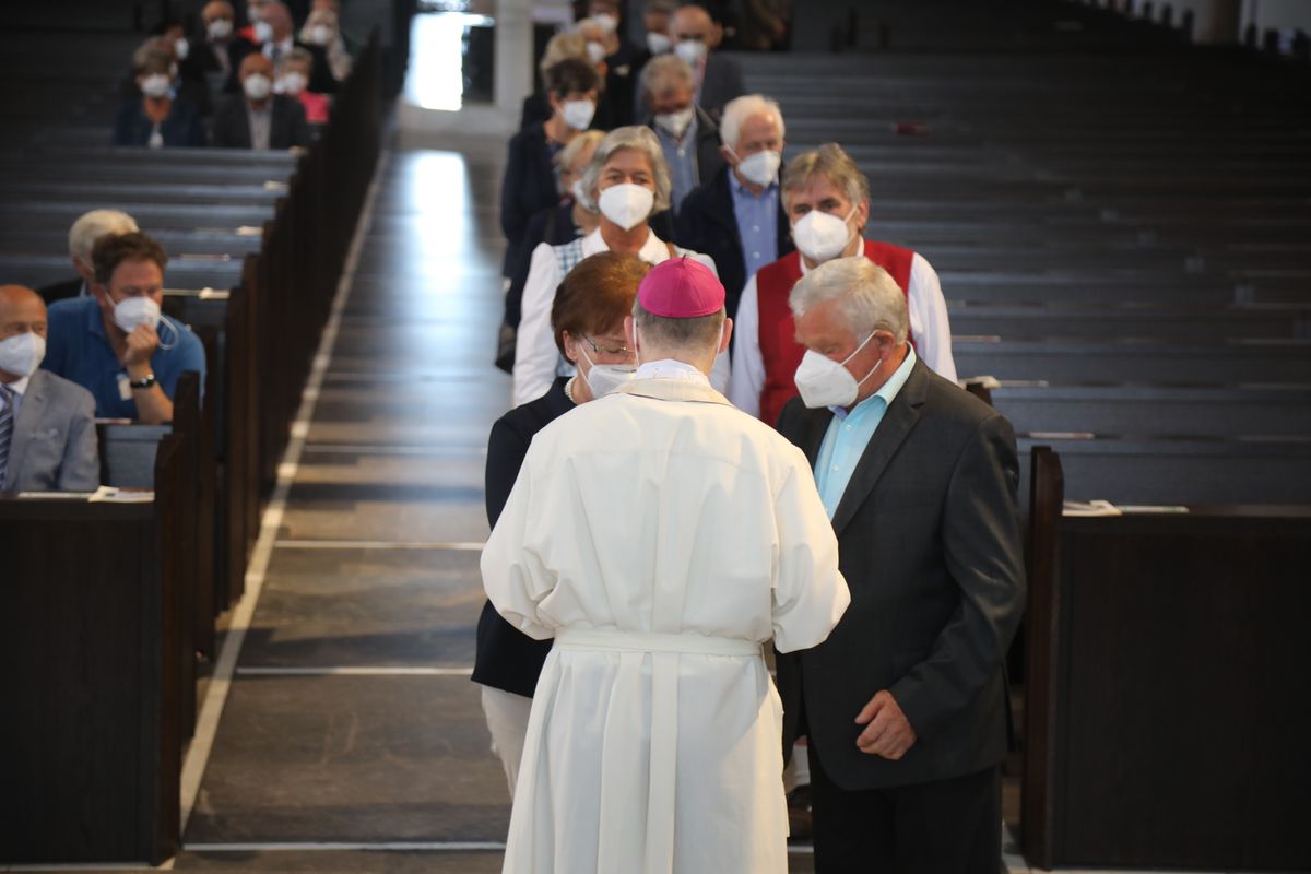 2721/0630_Ehejubilare mit Bischof Franz Jung_28181 Bischof Dr. Franz Jung segnete nach dem Gottesdienst die Ehejubilare.