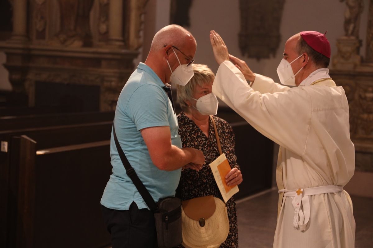 Bischof Dr. Franz Jung feierte am Mittwochabend, 23. Juni, einen Gottesdienst für Ehepaare, die 2021 oder 2021 auf 25 gemeinsame Jahre zurückblicken. Im Anschluss konnten sich die Paare segnen lassen.