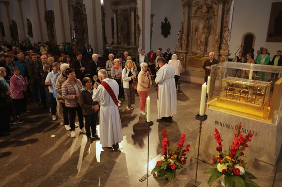 Weihbischof em. Ulrich Boom feierte am Mittwoch, 9. Juli, einen Kiliani-Wallfahrtsgottesdienst mit Gläubigen aus der Region Main-Rhön. Eine Begegnung auf dem Kiliansplatz schloss sich an. 