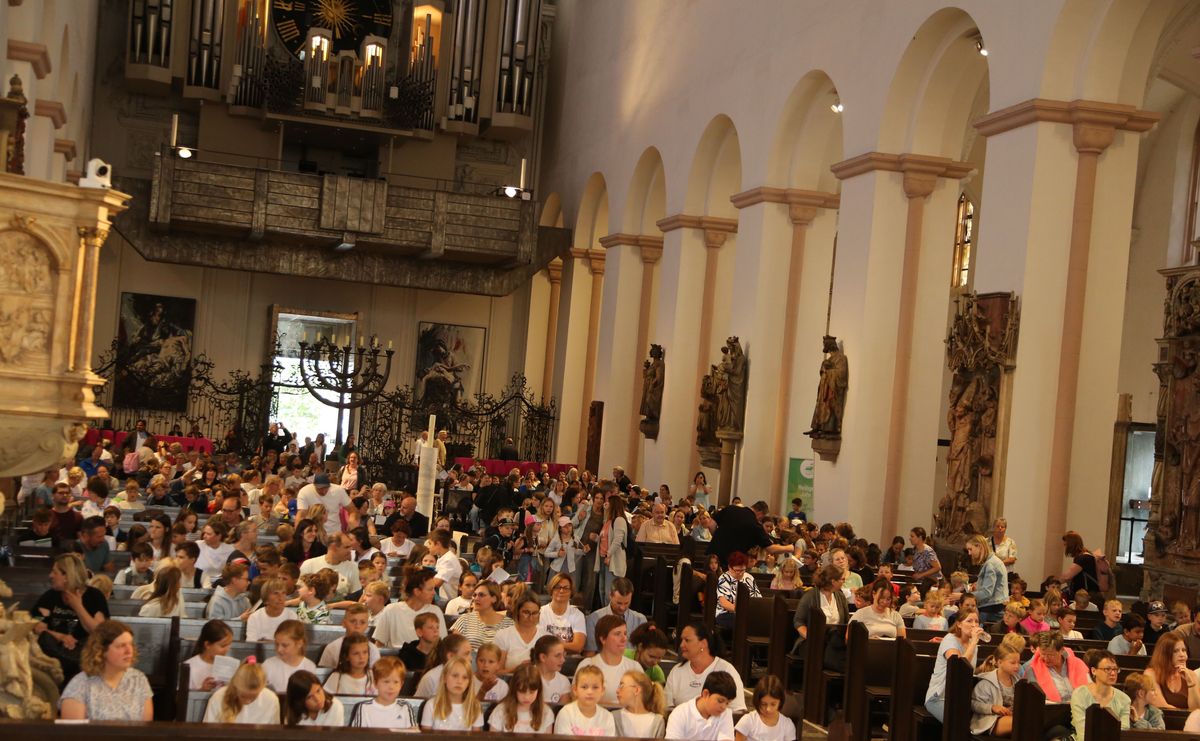 Über 1400 Kinder und ihre Begleiter sind am Montagvormittag, 7. Juli 2025, zum Gottesdienst für Erstkommunionkinder mit Bischof Dr. Franz Jung in den Würzburger Kiliansdom gekommen. 