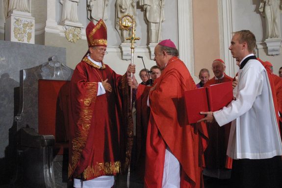 Bei der Amtseinführung am 19. September 2004 nimmt Bischof Dr. Friedhelm Hofmann den Kiliansstab aus der Hand von Bischof em. Dr. Paul-Werner Scheele entgegen.