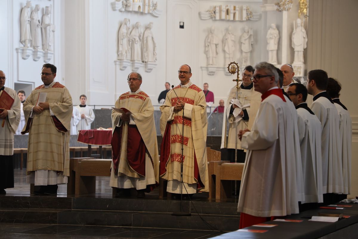 Bei einem feierlichen Gottesdienst im Würzburger Kiliansdom weihte Bischof Dr. Franz Jung Bertram Ziegler zum Diakon. Zahlreiche Verwandte, Freunde und Wegbegleiter des Priesterseminaristen nahmen an der Feier teil.