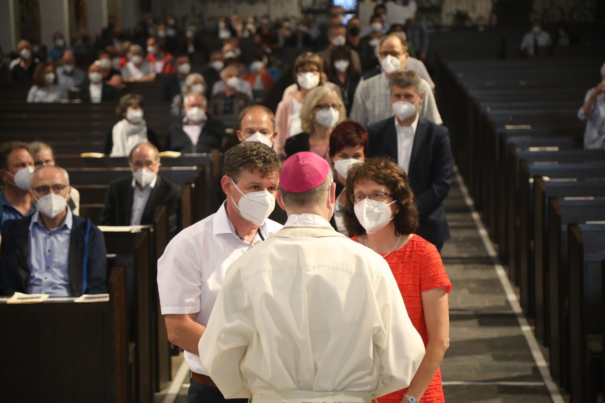 2721/0637-Dankgottesdienst für Ehejubilare mit Bischof Dr. Franz Jung_28290 Bischof Dr. Franz Jung hat am Mittwochabend, 30. Juni, einen Gottesdienst im Würzburger Kiliansdom gefeiert.