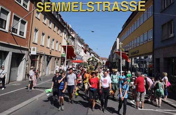 Um 14.30 Uhr betraten die ersten Kreuzbergwallfahrer die Würzburger Semmelstraße und wurden dort von Freunden und Verwandten herzlich begrüßt.