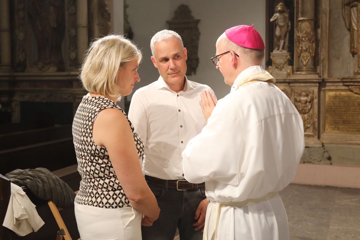 Mit rund 1000 Eheleuten, die in diesem Jahr Silberhochzeit haben, feierte Bischof Dr. Franz Jung am Freitagabend, 4. Juli 2025, einen Pontifikalgottesdienst im Kiliansdom. Im Anschluss erteilten er, Weihbischof Paul Reder sowie weitere Seelsorgerinnen und Seelsorger den Paaren einzeln den Segen.