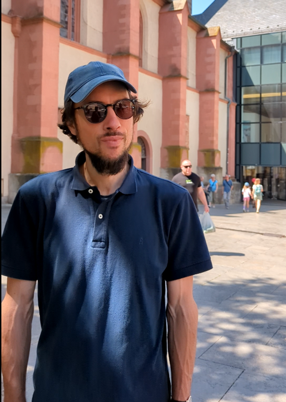 Eine Quelle für Hoffnung? Für diesen Passanten sein Garten und zu sehen, "wie das Leben blüht und einfach vor sich hin passiert". Eine Quelle für Hoffnung? Für diesen Passanten sein Garten und zu sehen, "wie das Leben blüht und einfach vor sich hin passiert".