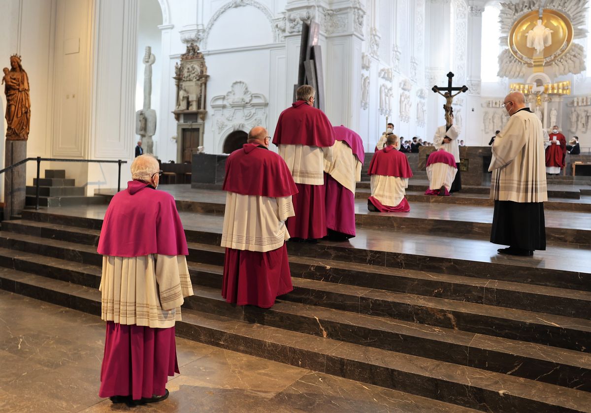 Bischof Dr. Franz Jung hat am Karfreitag, 15. April, die Liturgie vom Leiden und Sterben Jesu im Kiliansdom gefeiert. Bischof Dr. Franz Jung hat am Karfreitag, 15. April, die Liturgie vom Leiden und Sterben Jesu im Kiliansdom gefeiert.