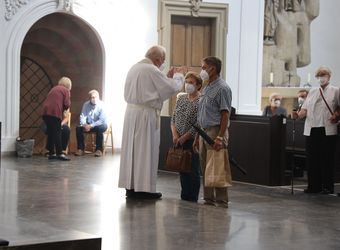 Bischof em. Dr. Friedhelm Hofmann feierte am Freitagnachmittag, 25. Juni, einen Dankgottesdienst mit Ehepaaren, die seit 50, 60 oder 65 Jahren verheiratet sind. Anschließend spendeten der Bischof sowie weitere Priester und Diakone den Jubilaren mit Abstand den Segen.