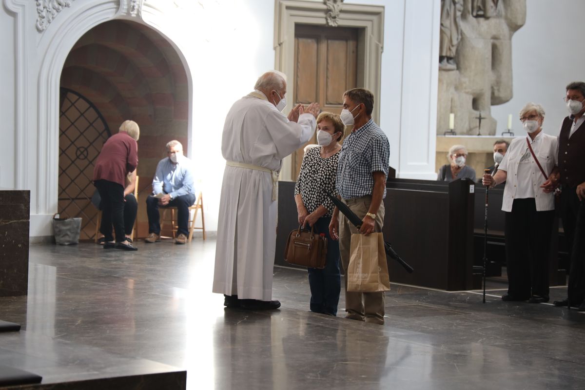 Bischof em. Dr. Friedhelm Hofmann feierte am Freitagnachmittag, 25. Juni, einen Dankgottesdienst mit Ehepaaren, die seit 50, 60 oder 65 Jahren verheiratet sind. Anschließend spendeten der Bischof sowie weitere Priester und Diakone den Jubilaren mit Abstand den Segen.
