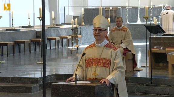 Am Ostersonntag ermunterte Bischof Dr. Franz Jung, auf den auferstandenen Jesus zu schauen. „Dann wird die Osterfreude und das Licht der Osternacht euer Gesicht zum Leuchten bringen. Und wenn euer Gesicht so von innen her strahlt, wenn ihr nicht mehr von der Scham, sondern der Freude überflutet werdet, dann könnt ihr wie Maria von Magdala zu Botinnen und Boten der Osterfreude für andere werden.“