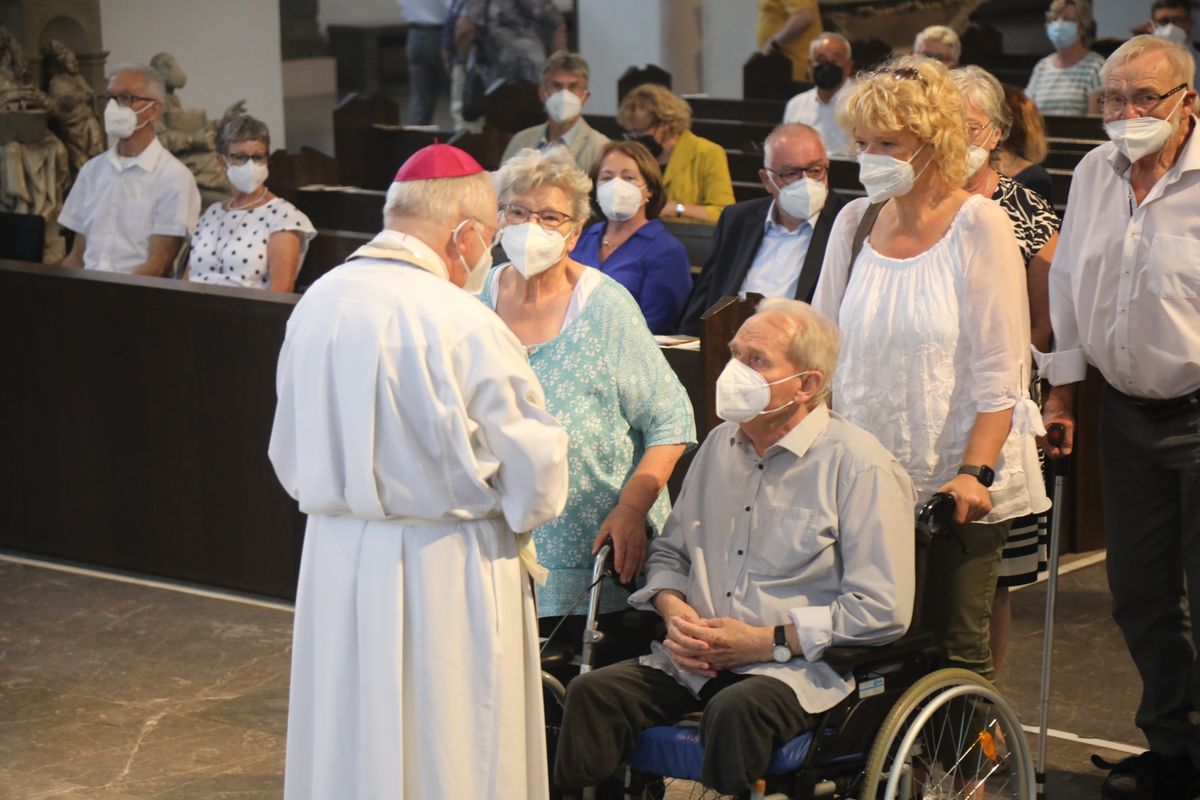 2621/0622 - Ehejubilare Gold mit Weihbischof Ulrich Boom_27880 Weihbischof Ulrich Boom feierte am Montagnachmittag, 26. Juni, einen Gottesdienst für Ehepaare, die 2020 oder 2021 ihr goldenes, diamantenes oder eisernes Ehejubiläum hatten. Im Anschluss konnten sich die Paare segnen lassen.