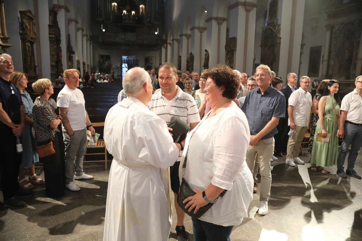 Mit rund 1000 Eheleuten, die in diesem Jahr Silberhochzeit haben, feierte Bischof Dr. Franz Jung am Freitagabend, 4. Juli 2025, einen Pontifikalgottesdienst im Kiliansdom. Im Anschluss erteilten er, Weihbischof Paul Reder sowie weitere Seelsorgerinnen und Seelsorger den Paaren einzeln den Segen.