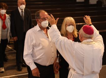 Mit rund 110 Ehepaaren aus der ganzen Diözese hat Weihbischof Ulrich Boom am Mittwochnachmittag, 23. Juni, einen Pontifikalgottesdienst gefeiert. Eingeladen waren Ehejubilare, die in den Jahren 2020 und 2021 auf 50, 60 oder 65 gemeinsame Jahre zurückblicken.