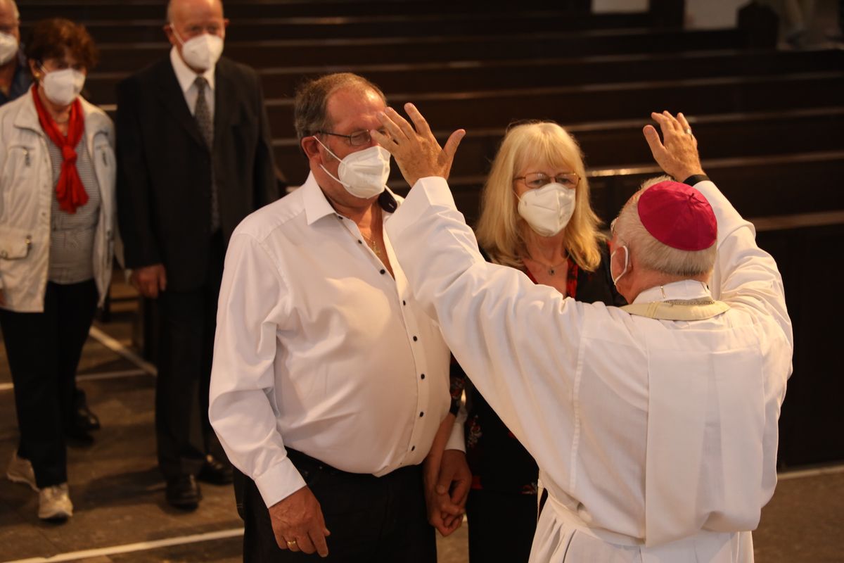 Mit rund 110 Ehepaaren aus der ganzen Diözese hat Weihbischof Ulrich Boom am Mittwochnachmittag, 23. Juni, einen Pontifikalgottesdienst gefeiert. Eingeladen waren Ehejubilare, die in den Jahren 2020 und 2021 auf 50, 60 oder 65 gemeinsame Jahre zurückblicken.