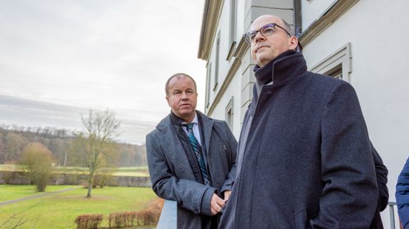 Einrichtungsleiter Rainer Waldvogel erklärt Bischof Dr. Franz Jung (rechts) den Jugendzeltplatz im Klostergarten hinter dem früheren Konventsbau. Einrichtungsleiter Rainer Waldvogel erklärt Bischof Dr. Franz Jung (rechts) den Jugendzeltplatz im Klostergarten hinter dem früheren Konventsbau.