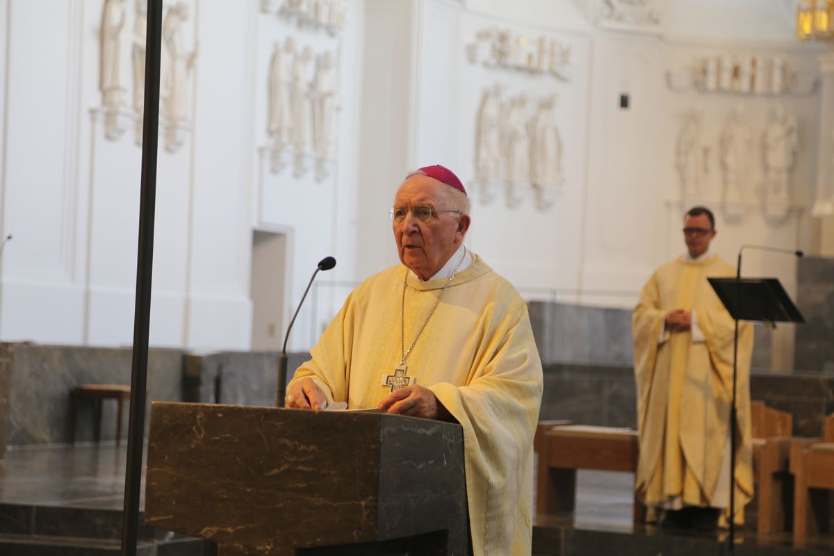Rund 250 Ehejubilare haben am Freitagnachmittag, 4. Juli, im Kiliansdom in einem Pontifikalgottesdienst mit Weihbischof em. Ulrich Boom ihr Eheversprechen erneuert. 