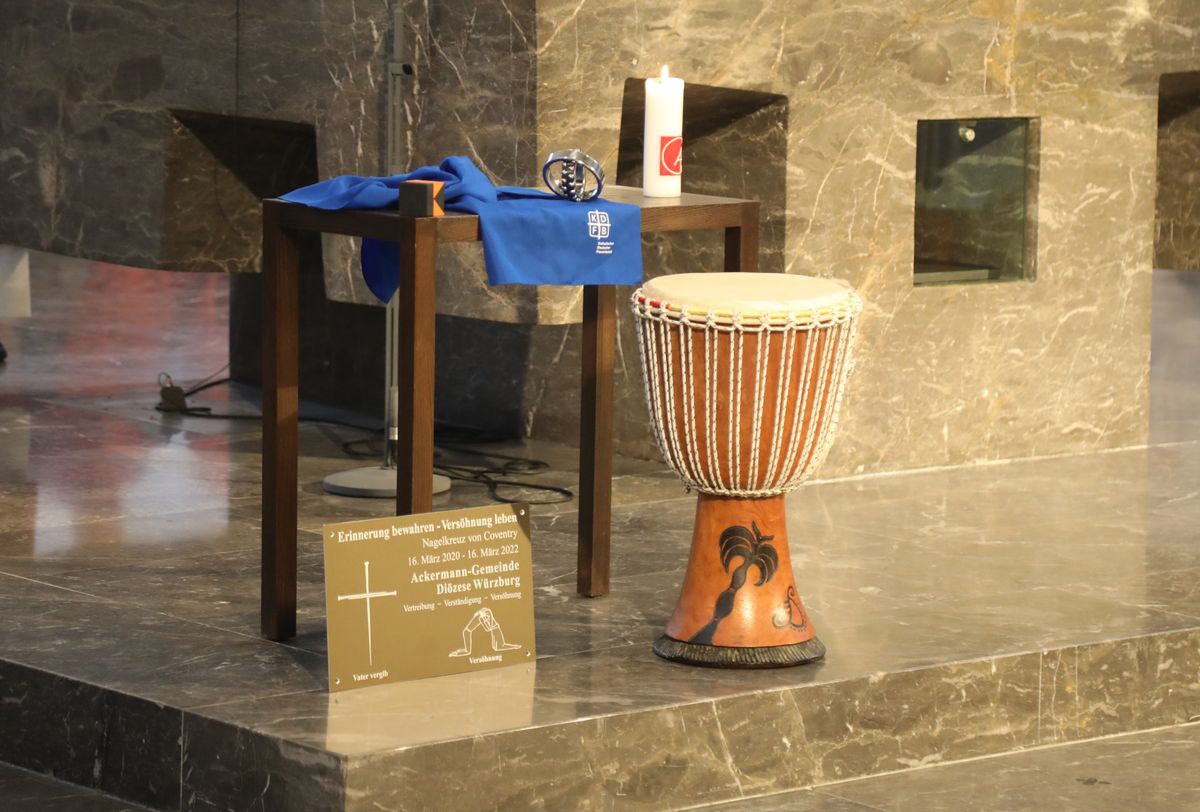Vertreterinnen und Vertreter der Verbände brachten symbolische Gaben vor den Altar.