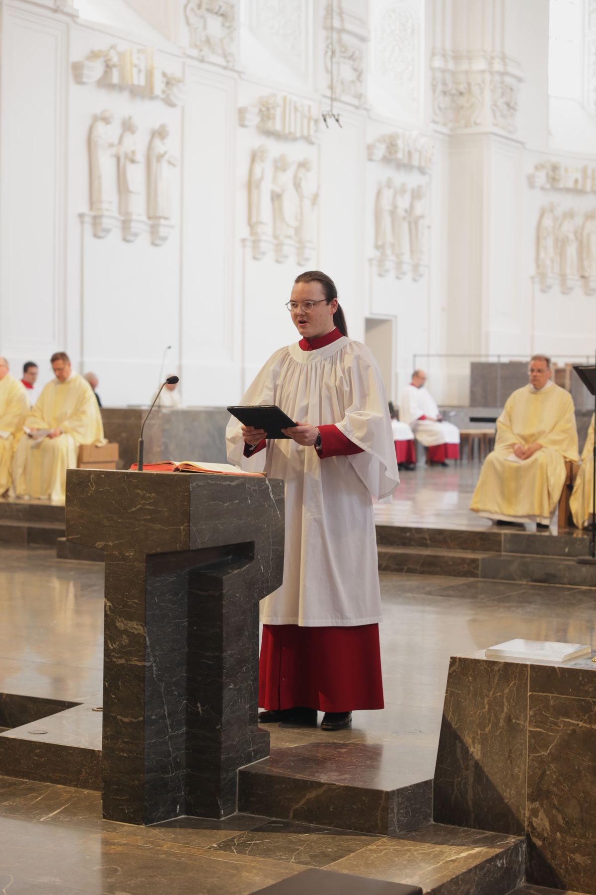 Bischof Dr. Franz Jung hat am Mittwochabend, 16. April, bei der Chrisammesse im Würzburger Kiliansdom die Heiligen Öle für das ganze Bistum geweiht.  Bischof Dr. Franz Jung hat am Mittwochabend, 16. April, bei der Chrisammesse im Würzburger Kiliansdom die Heiligen Öle für das ganze Bistum geweiht.
