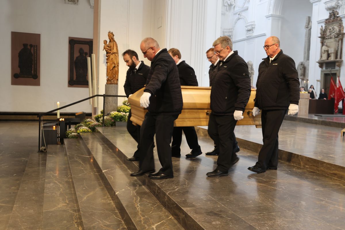 Bischof Dr. Franz Jung feierte am Samstag, 12. Oktober, im Würzburger KIliansdom ein Pontifikalrequiem für Weihbischof em. Helmut Bauer. Die anschließende Beisetzung leitete Dompropst Weihbischof Paul Reder.