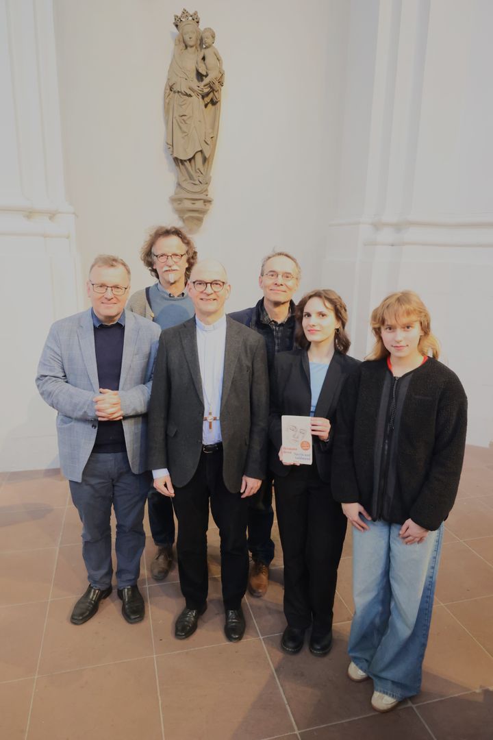 Zwei kulturelle Veranstaltungen zu „Würzburg liest ein Buch“ bietet das Würzburger Wirsberg-Gymnasium, Am Pleidenturm 16, im Rahmen der Literaturwochen an. Von rechts:  Kaja Och, Laura Zürrlein, Harald O. Kraus, Bischof Dr. Franz Jung, Daniel Osthoff (Initiator von "Würzburg liest ein Buch") und Dr. Dr. Thomas Richter. 