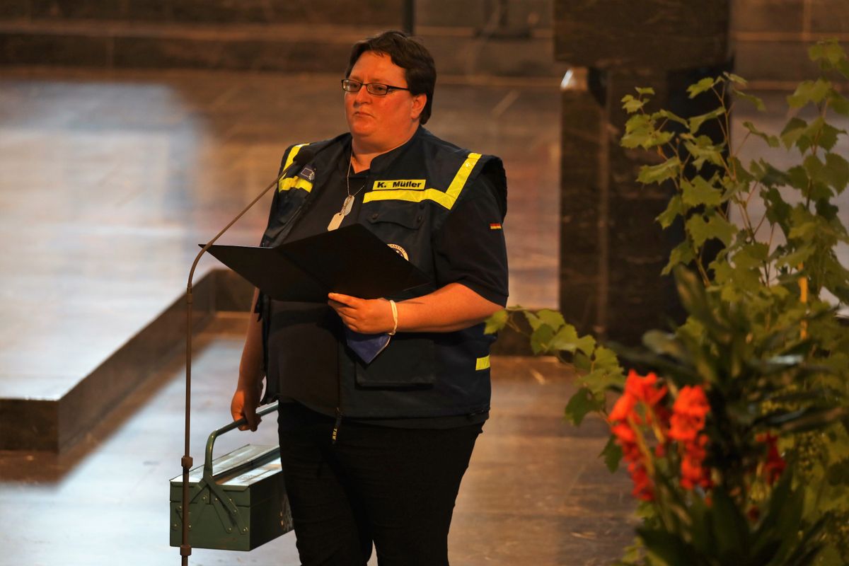 2821/0668 Blaulichtgottesdienst_28784 Weihbischof Ulrich Boom stand am Mittwochabend, 7. Juli, der Kiliani-Wort-Gottes-Feier für Polizei, Feuerwehr, Technisches Hilfswerk, Rettungsdienste und Notfallseelsorge im Kiliansdom vor.